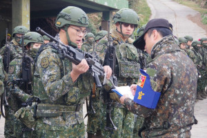 　裁判官驗證槍枝序號。（圖：曾俊豪）