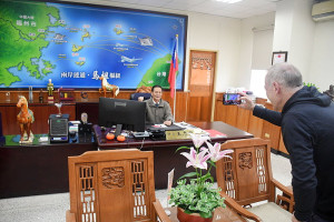 　關心連江縣在總統大選及兩岸局勢下的政經現況，民主全球論壇發起人考夫曼（Bruno Kaufman）8日上午10時專程拜訪縣長王忠銘。（圖／文：曹重偉）