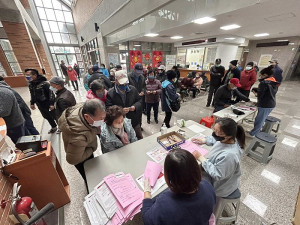 馬祖限定福利,65歲以上公費帶狀疱疹疫苗南竿首場8日上午開打,共有177位長者完成接種;縣長王忠銘專程前往致意。(圖/文:曹重偉)