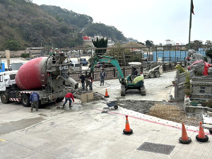 山隴境玄天宮廟前階梯因長期遭汽車「跨停」,造成階梯嚴重毀損,廟方重新灌漿進行修復,目前養護期,呼籲駕駛朋友請勿在該處停車。(圖/文:曹重偉)