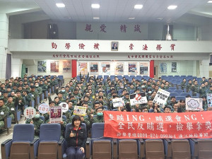 臺北、臺中、橋頭地檢署檢察官跨海進駐馬祖四鄉五島,在地檢署門口合影宣示反賄選決心,前進陸軍東引地區指揮部宣導反賄選。(圖:連江地檢署)