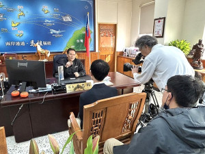 　馬祖再度躍上日本知名媒體！縣長王忠銘10日接受朝日電視台（TV Asahi）專訪，由導演山田寬明（Yamada Hiroaki）訪問並錄製專題節目。（圖／文：曹重偉）