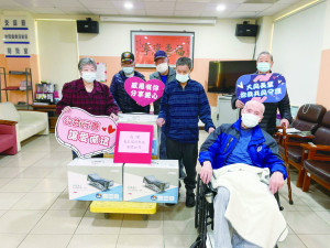 大同之家112年第4季期間接獲來自各地各界的關懷與慰問,尤其感謝仁愛國小老師到家慰問關懷長輩,東引環保科技公司贈送減壓氣墊床。(圖:大同之家)