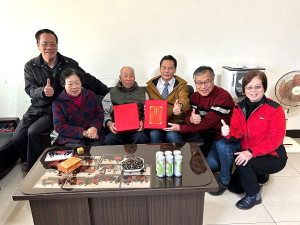 南竿福澳村仕紳林春仁過91歲生日,縣長王忠銘會同鄉長林志東、民社處長曾玉花等前往為他祝壽。(圖/文:曹重偉)