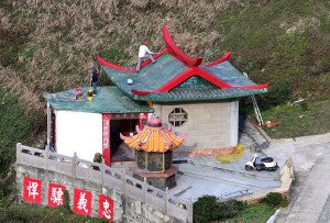 　西引島忠義廟修繕工程動起來，希望趕在農曆新年來臨前完工，迎請已經住在貨櫃屋年餘的神明重回廟裡擺暝。（圖／文：陳其敏）