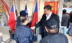 立委選戰由現任立委陳雪生以3118票連任成功,個人選舉7連勝,傍晚5時自行宣布當選,與縣長王忠銘、議長張永江一起向鄉親致謝。(圖/文:曹重偉)