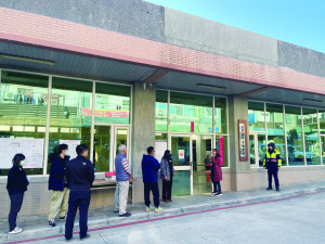 　選情冷，北竿第六投開票所（塘岐）關心開票民眾寥寥無幾。（圖／文：陳鵬雄）