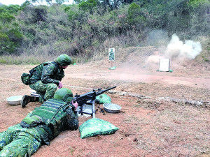 　官兵實施射擊訓練。（圖：連苡淞）