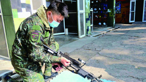 　官兵實施班用機槍作動測試。（圖：陳承杰）