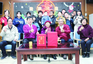 大同之家住民林灼金過90歲生日,副縣長陳冠人代表縣長,會同鄉長林志東、民社處長曾玉花前往祝壽,氣氛溫馨熱鬧。(圖:民社處)
