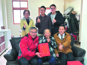 　南竿福澳村陳依伍先生過95歲生日，縣長王忠銘會同鄉長林志東、民社處長曾玉花及相關同仁等前往祝壽。（圖／文：曹重偉）