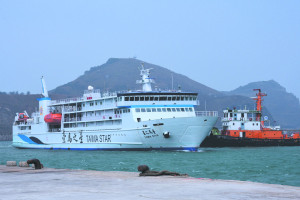 臺馬之星完成歲修,14日晚間開航載321人抵馬。(圖:陳其敏)