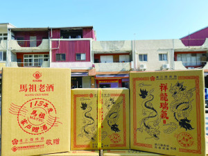 領酒了!113年酒廠春節贈酒開跑,今年每戶可領陳高6瓶、老酒6瓶,並加碼6瓶馬祖高粱。(圖:陳鵬雄)