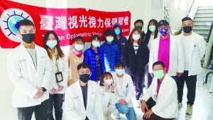 台灣視光視力保健學會兵分2路,分別前往東引國中小及西莒衛生所,免費為學生檢查視力及配鏡。(圖/文:宋幸儒、教育處)