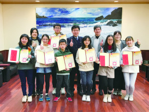 　連江縣代表隊榮獲112年全國語文競賽決賽多個獎項，副縣長陳冠人頒發獎狀及獎勵金，表揚獲獎學生及指導老師。（圖／文：吳嘉榮）