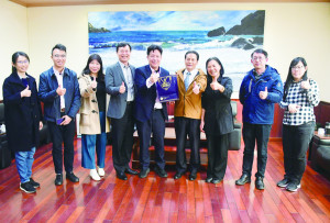 　衛生福利部附屬醫療及社會福利機構管理會執行長林慶豐一行17日拜訪縣長王忠銘，雙方就馬祖醫療提升及未來發展廣泛交換意見。（圖／文：曹重偉）