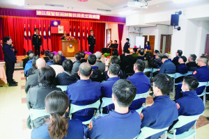 　縣警局長交接，張隆興調任桃園市政府警察局主任秘書，由原警政署保安警察第七總隊主任秘書蕭欽杰升任；縣長王忠銘主持交接典禮。（圖／文：曹重偉）