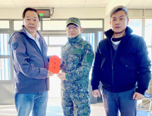 農曆春節將屆,議長張永江贈送東引指揮部加菜金,由指揮官林主典少將代表接受。(圖:連江縣議會)