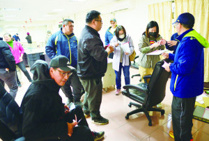 東引鄉公所進駐嶄新大樓，17日辦理舊辦公桌椅、櫃子拍賣，吸引不少鄉親到場揀便宜，氣氛熱絡。（圖／文：陳其敏）