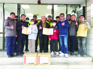 　介壽國中小師生前往警察局致贈水果與感謝狀，感謝警察保護校園安寧與師生交通安全。（圖／文：吳嘉榮）