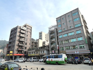連江縣113年公告現值及公告地價,本縣地王再度由南竿鄉介壽廣場東側鄰主要道路商業區蟬聯,公告土地現值每平方公尺17200元。(圖/文:曹重偉)