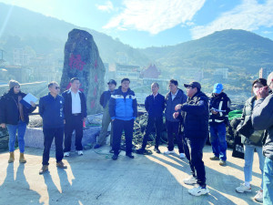 　橋仔漁港碼頭增設公廁，交旅局邀有關單位及民代現勘可行地點。（圖／文：陳鵬雄）