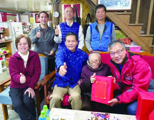 　南竿復興村劉菊金女士95歲生日，縣長、鄉長獻上祝福。（圖／文：曹重偉）