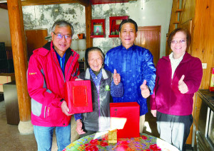 　南竿介壽村曹嬌燕女士92歲生日，縣長、鄉長登門祝壽。（圖／文：曹重偉）