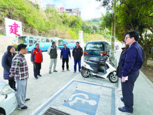 福澳運動場後方排水設計不良,陳冠人指示相關單位盡快聯繫開口契約廠商進行施工規劃。(圖/文:馮紹夫)