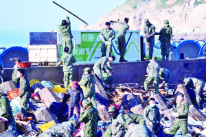 　東引鄉年終大掃除進入第四天，軍民共同清理東堤海岸垃圾，成果顯著。（圖／文：陳其敏）