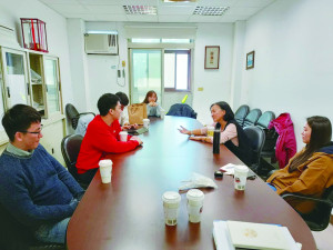 了解尚在就學醫保公費生疑難雜症,連江縣衛生局特藉寒假學子返鄉,日前在該局舉辦公費生座談會,由局長陳美金與公費生對談。(圖:衛生局)