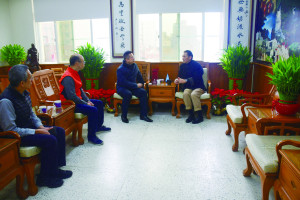 　縣警局新任局長蕭欽杰19日上午前往縣府向縣長請益；王忠銘期許多體恤基層員警，主動汰換過期設施裝備，讓同仁安心工作。（圖／文：曹重偉）