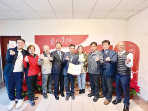 南竿戶政事務所首創新婚拍照背板,讓新人留下登記結婚的美好畫面。縣長王忠銘等人昨日為今年南竿第一對登記的新人證婚,並加碼送老酒一瓶。(圖/文:馮紹夫)