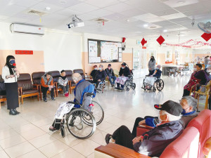 　鄉音報鄉情！大同之家推出「一週一讀報」活動！整理過去一週馬祖日報刊登的四鄉五島重點新聞，由主任曹蘭珍以閩東語為老人家講述。（圖：大同之家）