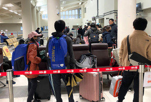 　寒假開始，20日上午東引中柱港搭船出境人數明顯增多。（圖／文：陳其敏）