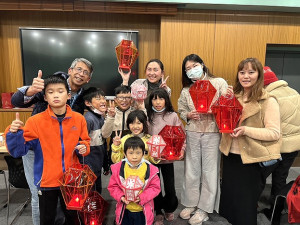 迎接春節,縣府文化處20日、21日舉辦3場次馬祖風燈親子DIY活動,每場都吸引爆滿民眾參加,由王建華指導製作八卦造型馬祖風燈。(圖/文:曹重偉)