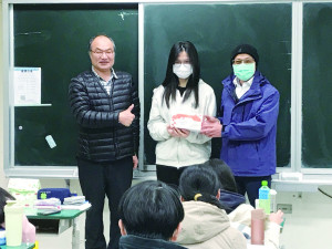 　113學年度大學學科能力測驗登場，縣府教育處長王禮民為考生加油打氣及致贈餐盒，轉達縣長王忠銘關心。（圖／文：吳嘉榮）