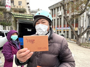 　央行龍年套幣昨日上午開賣，購買民眾大排長龍，搶得頭香的民眾6點半就頂著低溫來排隊。（圖／文：馮紹夫）