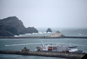 　寒流影響，馬祖沿海風浪增強，臺馬之星停航，靠泊東引中柱港靜待寒流減弱。（圖／文：陳其敏）