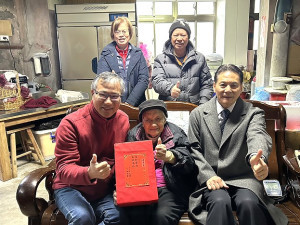 馬祖百歲人瑞+1,復興村曹冬金女士100歲生日,縣長王忠銘會同鄉長林志東、民社處長曾玉花登門祝壽,夫妻都是百歲人瑞,傳為佳話。(圖/文:曹重偉)
