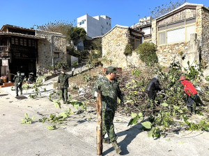 年終大掃除遭遇霸王級寒流來攪局,鄉長林志東巡迴各村了解推動情形;仁愛村小巷樹木影響通行,弟兄徒手搬運到堆置點,相當辛苦。(圖/文:曹重偉)