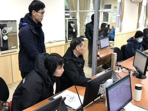 　政風處辦理112年度公職人員財產申報實質審查抽籤，縣長王忠銘於第3次主管週報中，由電腦中所列隨機抽出。（圖／文：吳嘉榮）