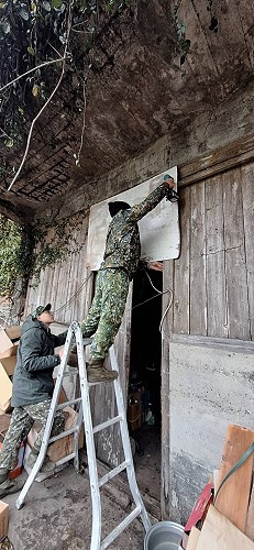莒光守備大隊協助修繕獨居老人門面破損,充分展現軍民一家精神。(圖/文:宋幸儒)