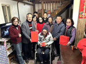 南竿鄉仁愛村朱金官過101歲生日,縣長王忠銘會同鄉長林志東、民社處長曾玉花、村長黃寶清登門拜訪,祝賀老人家101歲大壽。(圖/文:曹重偉)