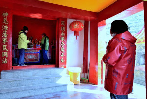 　西引島忠義廟完成修繕工程，24日上午，信眾迎請眾神明回廟宇安座，重啟廟宇的信仰香火。（圖／文：陳其敏）