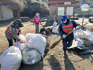 南竿西區年終大掃除告一段落,軍中弟兄與環資局、鄉公所清潔隊員分流出擊,將堆滿各式回收物及廢棄物的堆置點整理分類,清運乾淨。(圖/文:曹重偉)