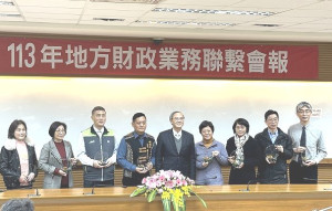財政部表揚112年度地方政府財政業務輔導方案考核績優,財稅局長陳歲金(右4)出席受獎。(圖:財稅局提供)