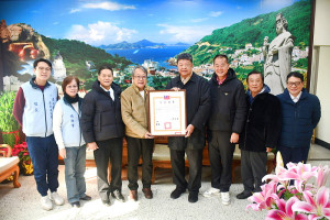 　縣選委會24日依第11屆立委選舉程序致送當選人當選證書；由主委張龍德會同縣長王忠銘共同致送當選證書給陳雪生，典禮簡單隆重，（圖／文：曹重偉）