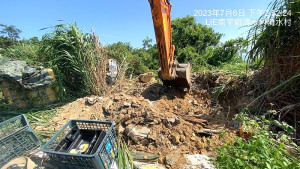 地區一營造公司長多年於清水某處違法堆置工程廢棄物,連江地院近日判決相關人等6個月到1年6個月不等刑期。(圖為連江地檢署前往現場偵辦,連江縣環資局提供)