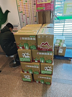 馬祖冬令三寶禮盒開賣,每箱售價350元,在地優質白蘿蔔、高麗菜和大白菜,歡迎民眾選購。(圖:連江縣農會)